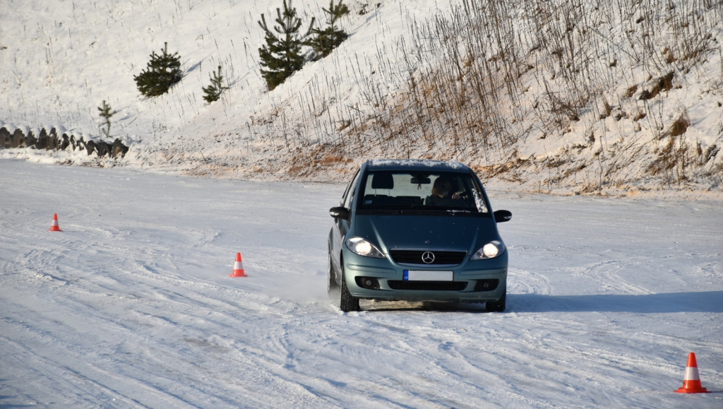 Autovadītāji aicināti uz drošas ziemas braukšanas dienām Valmierā un citās pilsētās