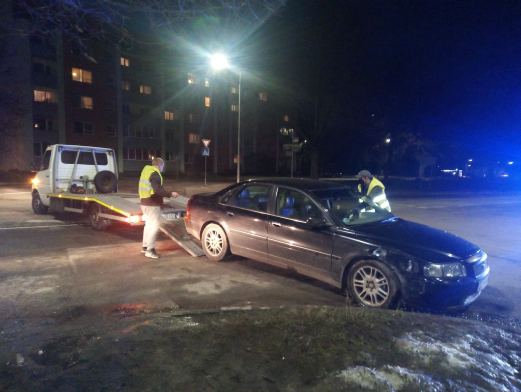 Ceļu satiksmes negadījumā cieš auto un ielas apgaismes stabs