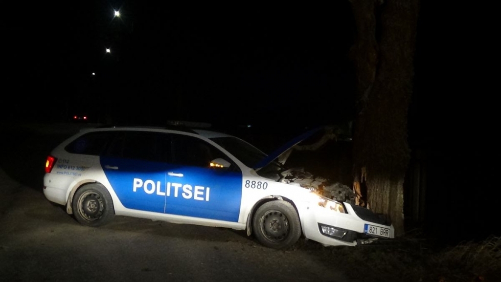 Policists ietriecies kokā noguruma dēļ