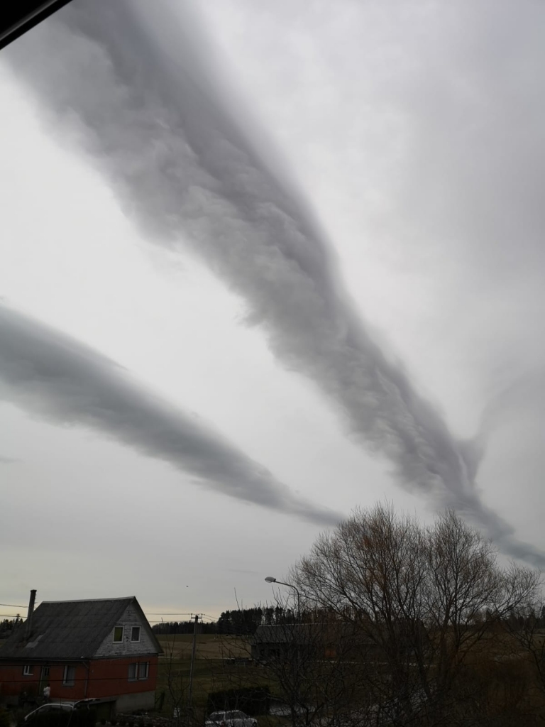 Mākoņi “spēlējas”  un “tēlo” tornado