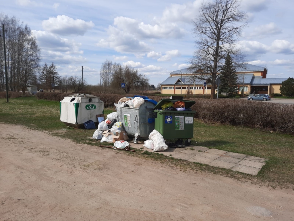 ZAAO atkritumu  savācējmašīnas piestās laukos