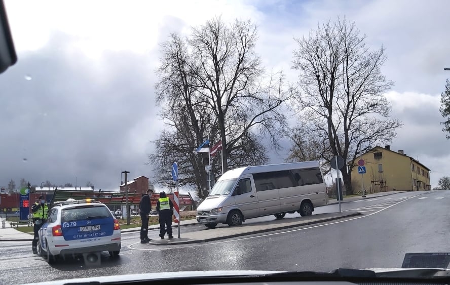 Igauņu policisti jautā, uz kurieni braucat