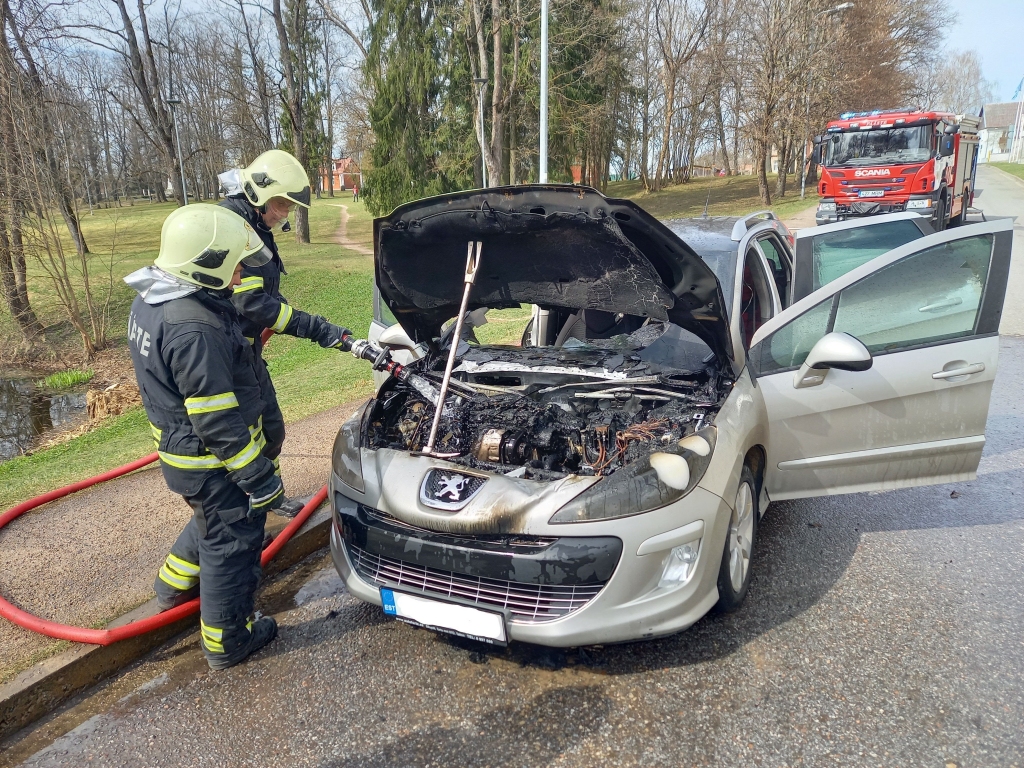 Valgā aizdegas auto