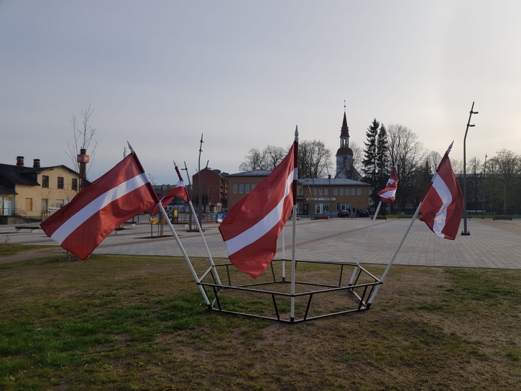 FOTO: Valka valsts svētkos rotājusies ar Latvijas valsts karogiem