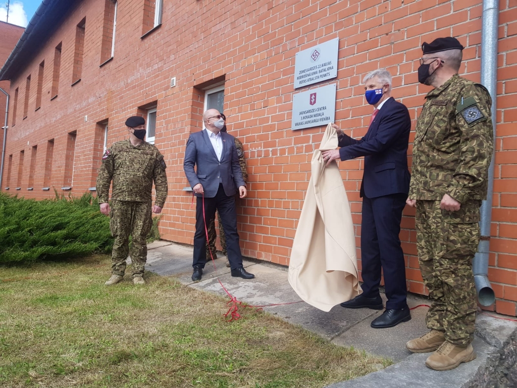 FOTO: Pabriks Valkā svinīgi atklāj Zemessardzes atbalsta punktu