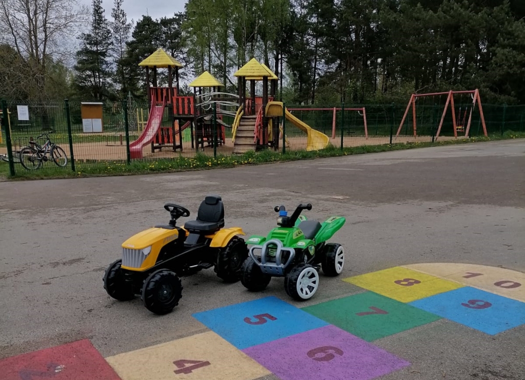 Jaunums Valkas pilsētas bērnu rotaļu laukumā pie ģimnāzijas - bērnu pedāļu mašīnas