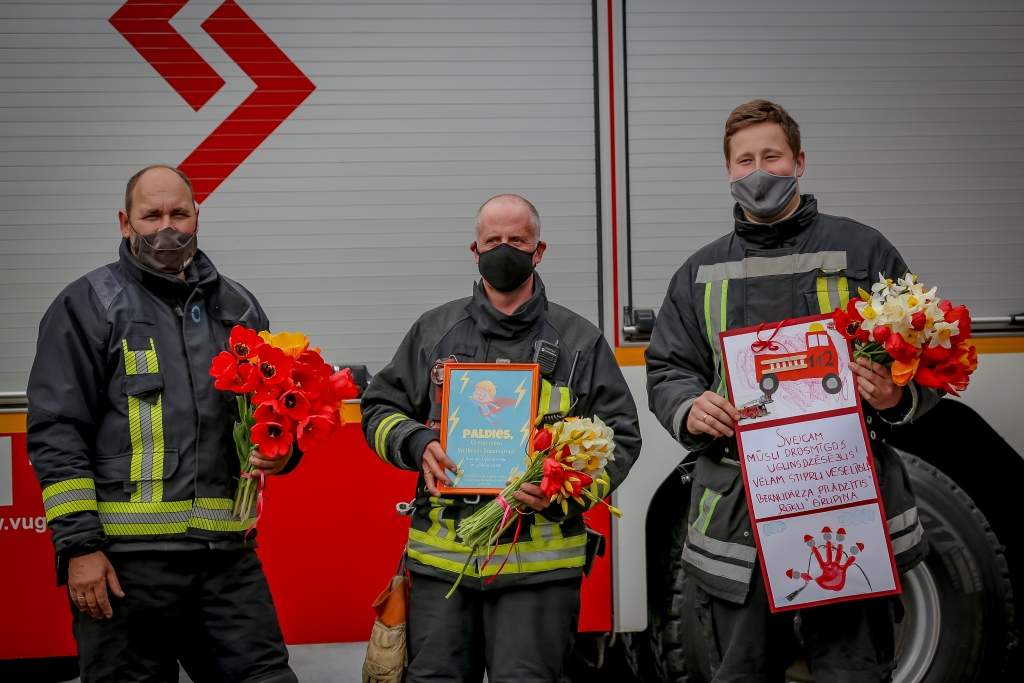 FOTO: Svētkos sveic VUGD Smiltenes posteņa ugunsdzēsējus glābējus