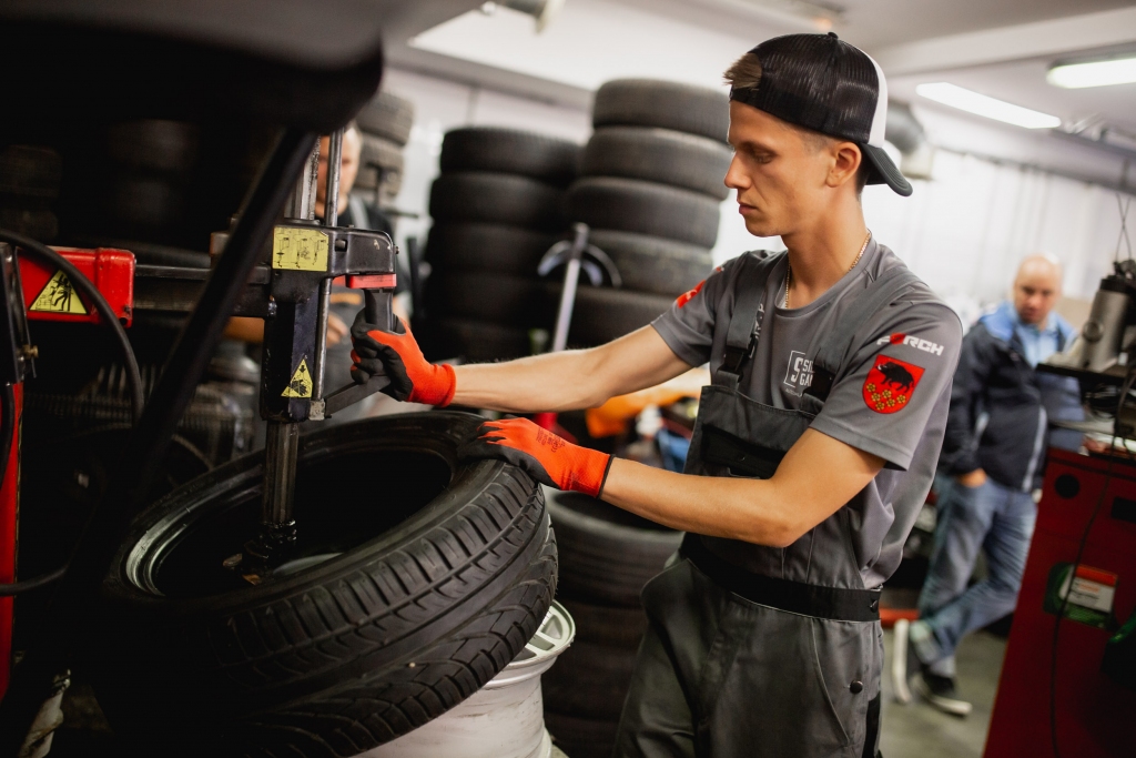 Trīs Smiltenes tehnikuma audzēkņi starptautiskā konkursa “Young Car Mechanic” finālā