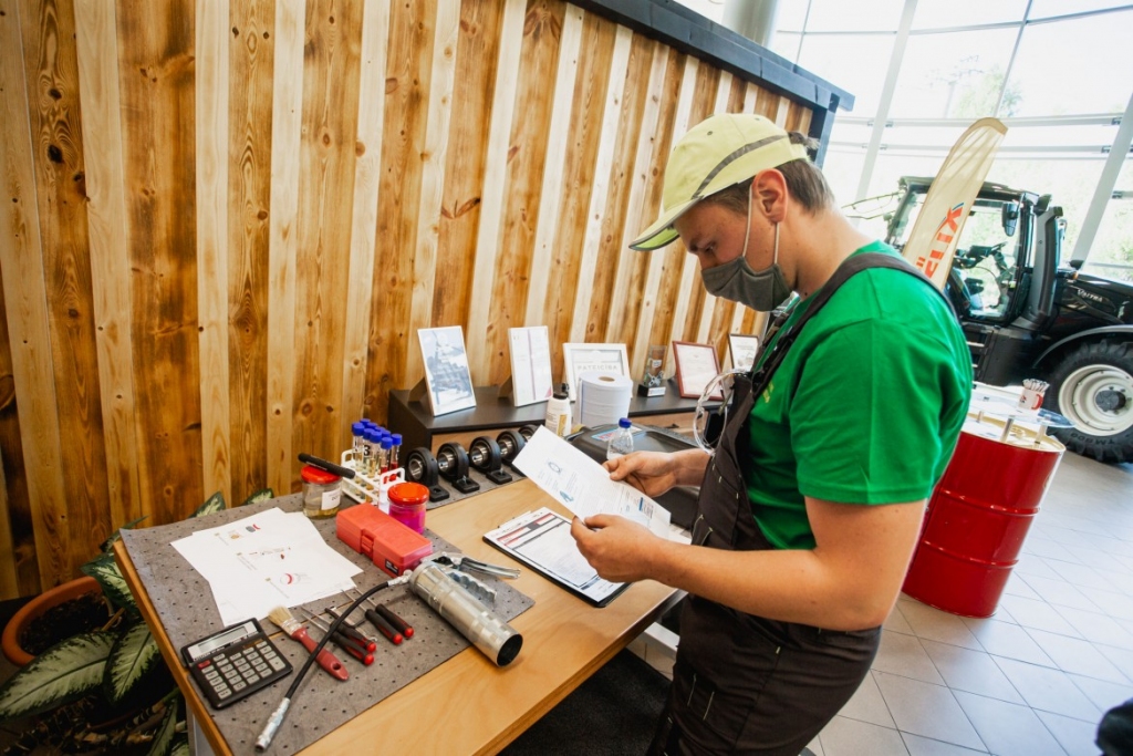 Smiltenes tehnikuma audzēkņi gūst pieredzi “Young Car Mechanic” konkursa finālā