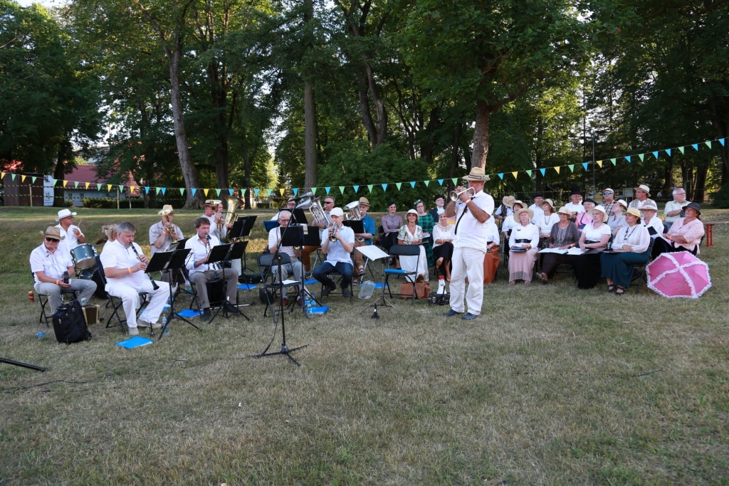 Muzeja pagalmā nosvin Atturības biedrības jubileju