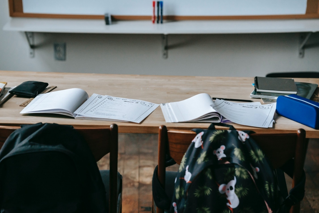 Klātienes mācību uzsākšanai nosaka obligātu skolēnu testēšanu 