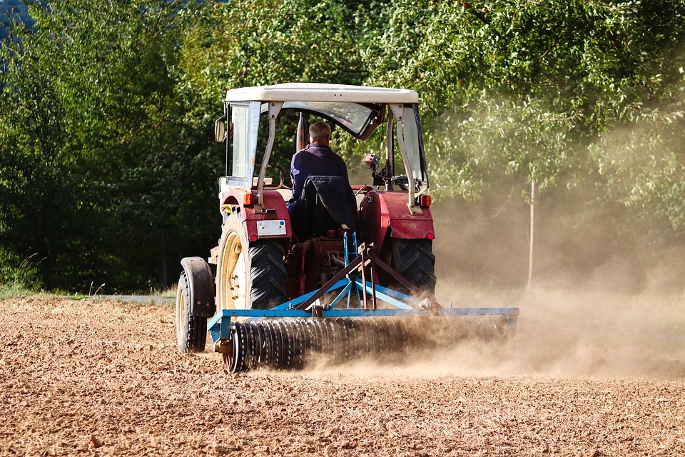 Smiltenes pagastā dega traktors