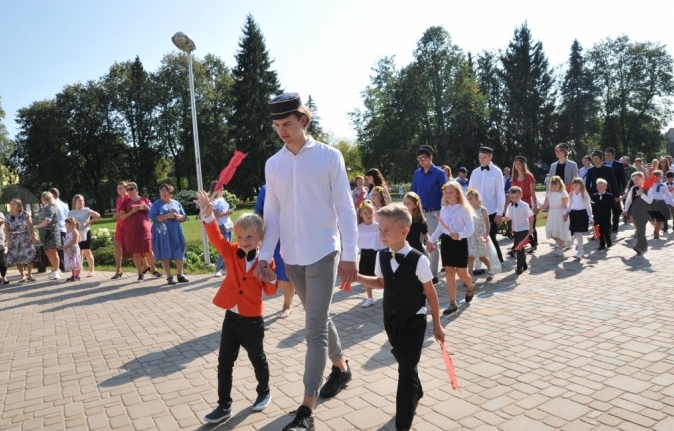 Valkā Zinību dienu atzīmēs ar svētku gājienu; plānoti satiksmes ierobežojumi