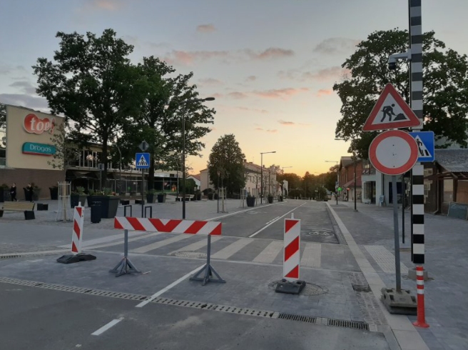 Smiltenē īslaicīgi slēgta transporta kustība atsevišķās vietās Baznīcas laukumā