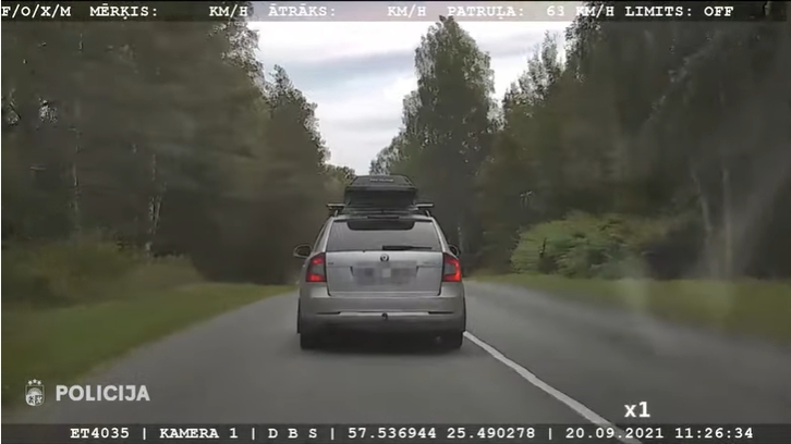 Valmieras novadā autovadītājs 2,54 promiļu reibumā bēg no policijas un avarē + VIDEO