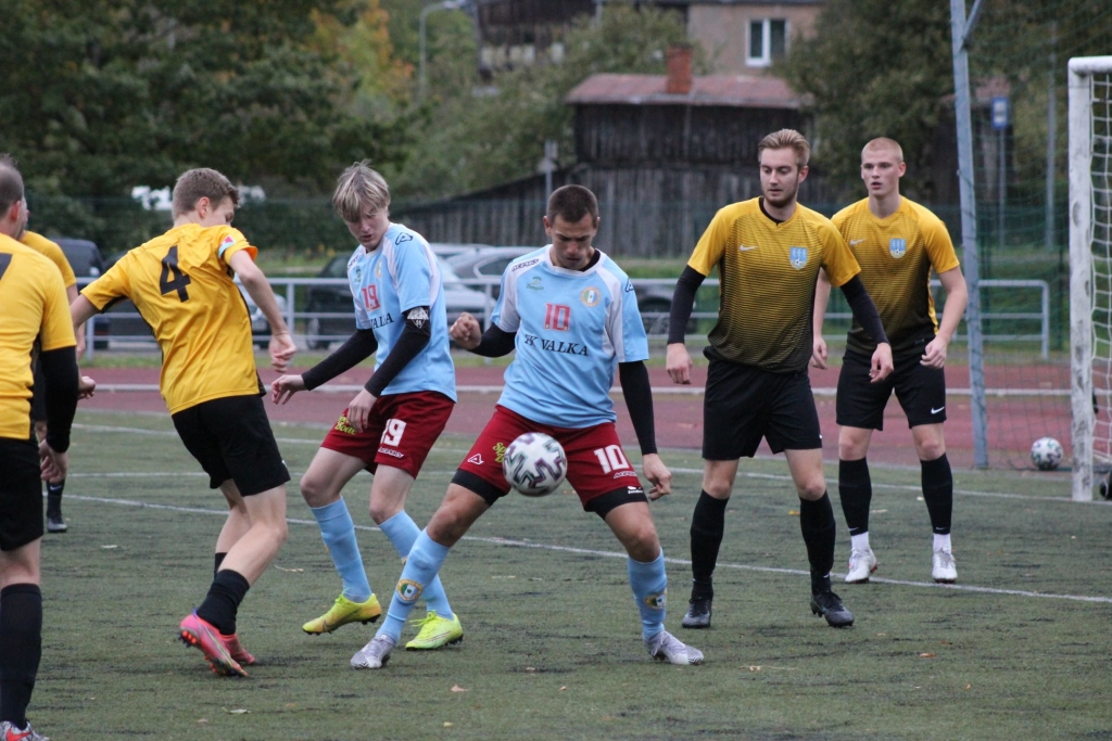 Smiltenes un Valkas futbolisti dala punktus