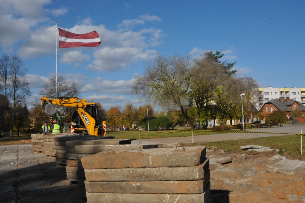 FOTO: Valkā sākusies Lugažu laukuma rekonstrukcijas otrā kārta