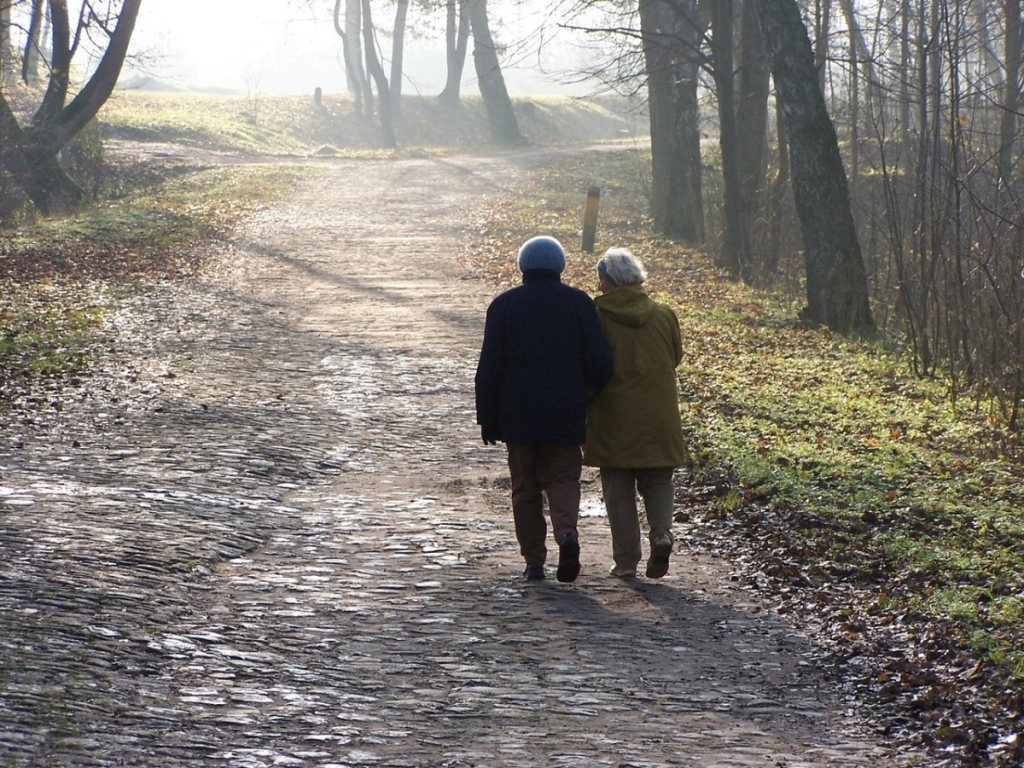 Piektdien starp mākoņiem uzspīdēs saule