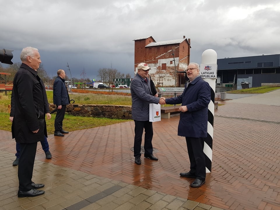 Latvijas Valsts prezidents apskata dvīņu pilsētu  Valkas un Valgas kopīgo centru