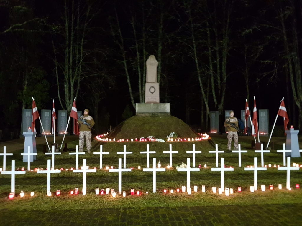FOTO: Lāčplēša dienā Valkā godina Latvijas brīvības cīnītājus